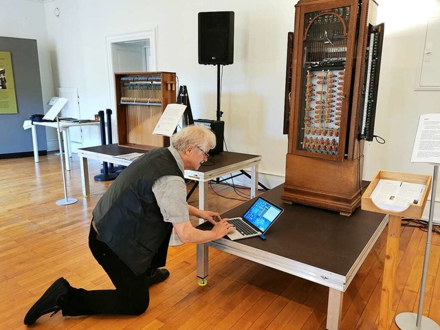 ber einen Laptop steuert Gerhard Kern...n Ausstellung im Elztalmuseum gezeigt.  | Foto: Dorothea Scherle