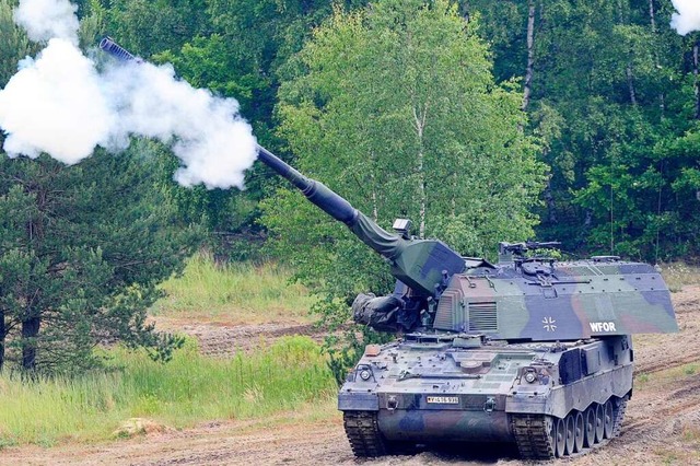 Eine Panzerhaubitze 2000 steht auf dem Gelnde der Albkaserne.  | Foto: Maurizio Gambarini (dpa)