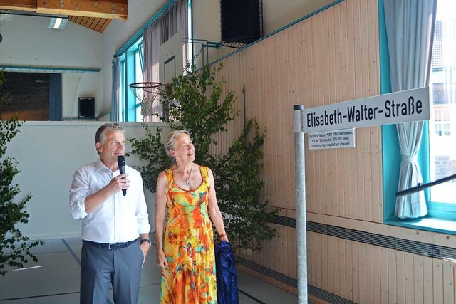 Illustratorin Susi Seidel und Brgerme...abeth Walter zu ihrem 125. Geburtstag.  | Foto: Liane Schilling
