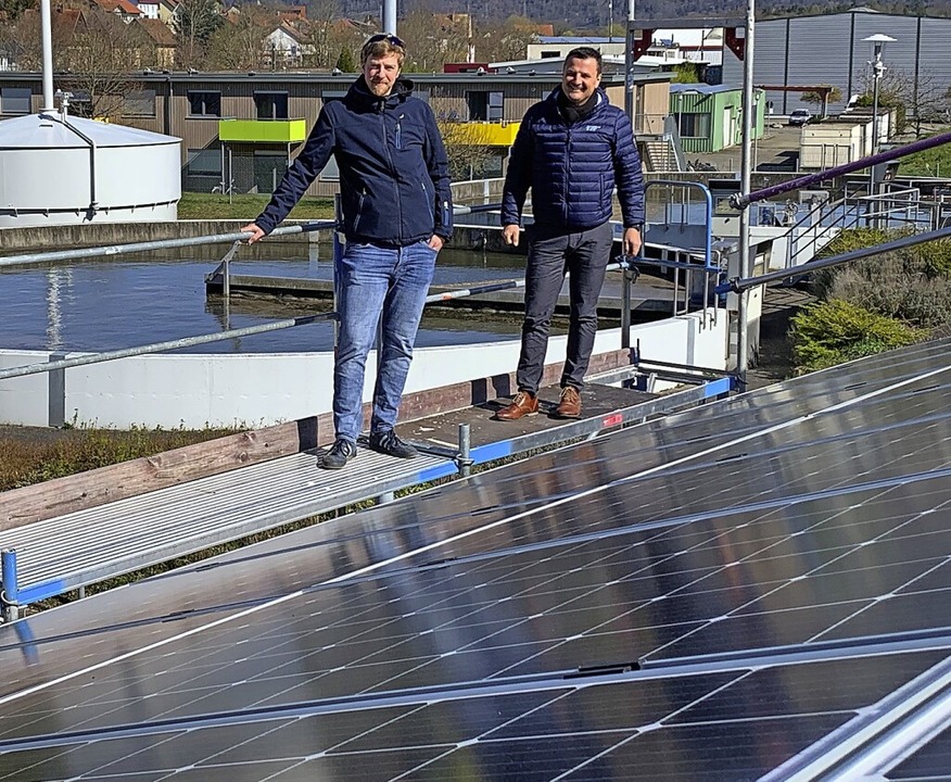Murgs Bürgermeister Adrian Schmidle (r... Photovoltaikanlage auf der Kläranlage  | Foto: Gemeinde Murg