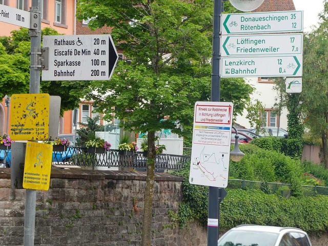 Schilderwald vor dem Rathaus &#8211; u...n zum Bahnhof, 200, 300  und 400 Meter  | Foto: Peter Stellmach