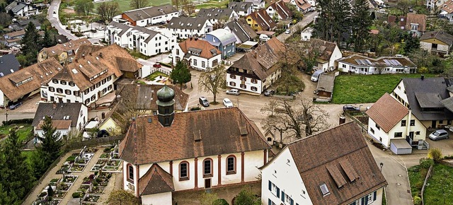 In der Ortsmitte soll ein Neubau entst...nen eines Flachdachs nicht begeistert.  | Foto: Hubert Gemmert