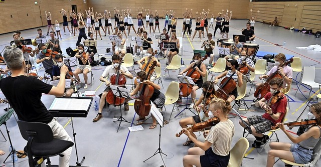 Geprobt wird in einer Halle des Uni-Sp...rung findet dann im Konzerthaus statt.  | Foto: Thomas Kunz