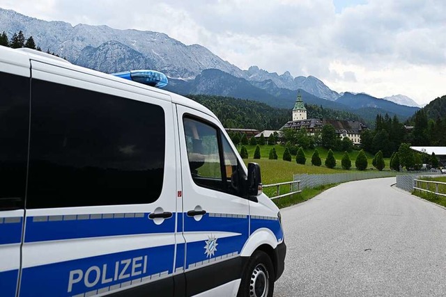 Gut abzuriegeln: Ein Polizeiauto fhrt auf das Schloss Elmau zu.  | Foto: Angelika Warmuth