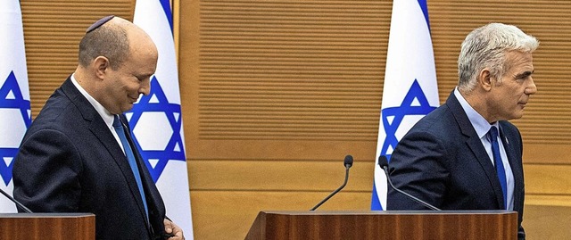 Abgang:  Naftali Bennett (links) and  Yair Lapid nach ihrem Pressestatement  | Foto: OREN BEN HAKOON (AFP)