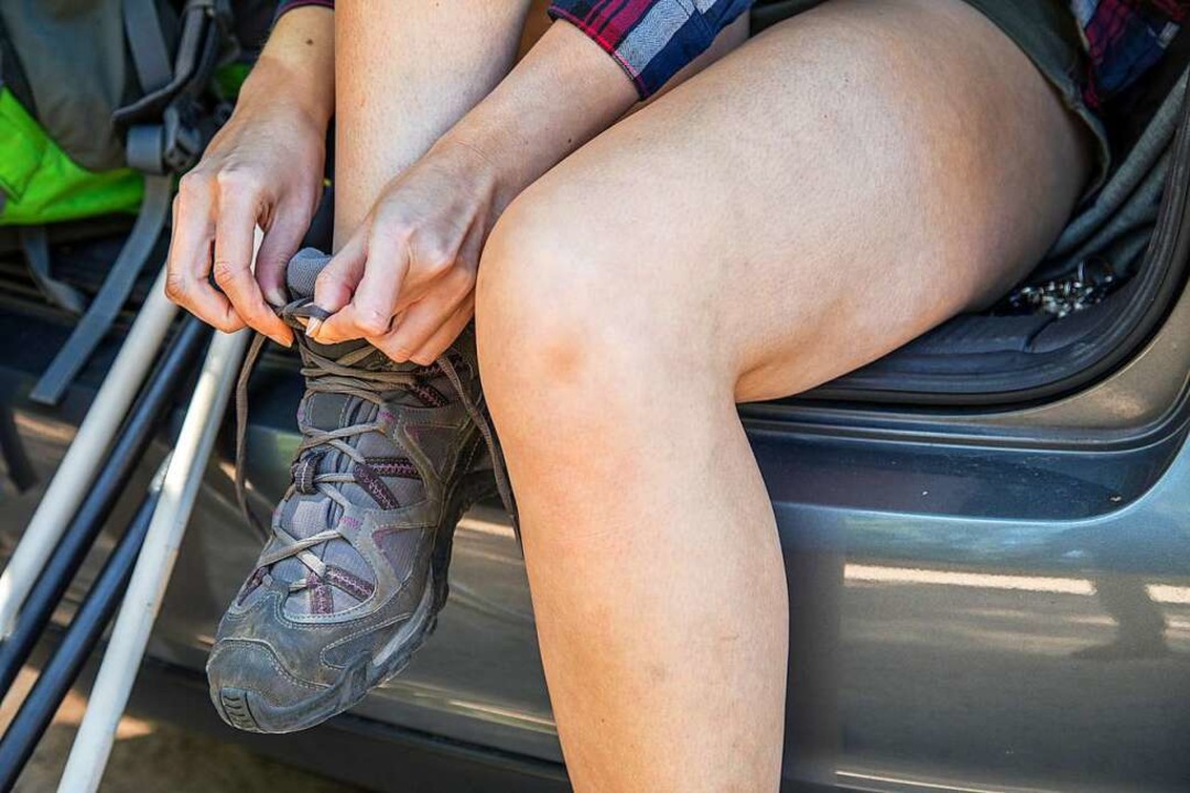 Für die Wanderung ist festes Schuhwerk...ch um die Füße vor Zecken zu schützen.  | Foto: Christin Klose (dpa)