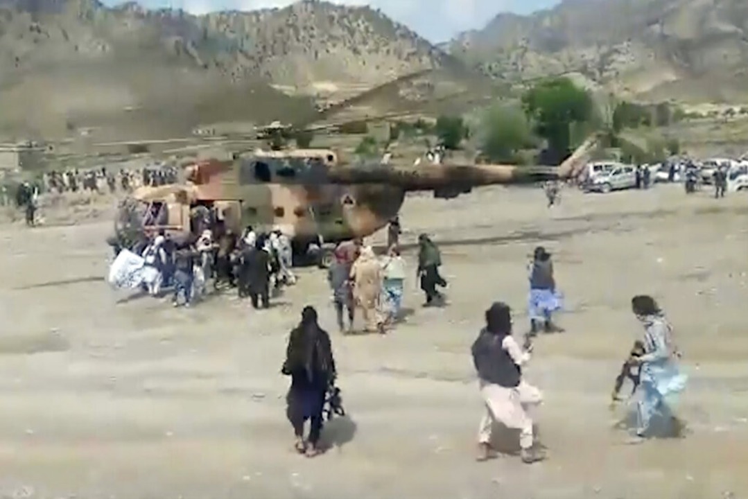 Auf diesem Videostandbild der staatlic...nischen Provinz Paktika zu evakuieren.  | Foto: Uncredited (dpa)