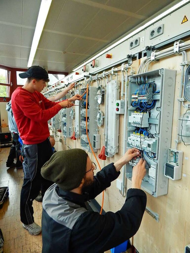 Azubis der Elektrotechnik arbeiten am ...n anhand praxisnaher Aufgabenstellung.  | Foto: Sina Elbers
