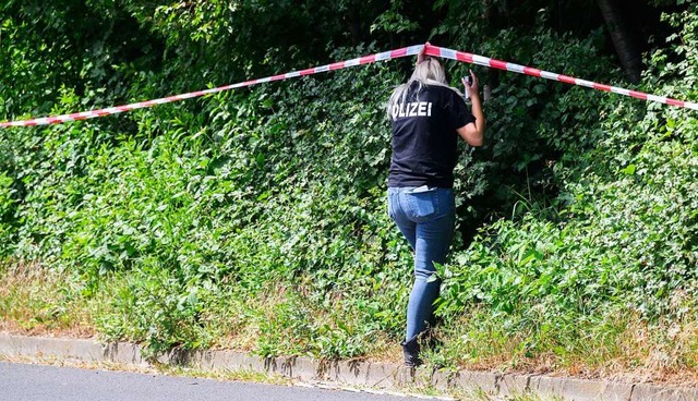 Eine Mitarbeiterin der Spurensicherung...ugendliche als dringend tatverdchtig.  | Foto: Julian Stratenschulte (dpa)