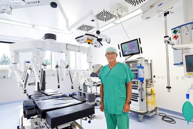 Chefarzt  Friedrich Afflerbach in eine...le  mit roboterassistiertem OP-System  | Foto: Ortenau-Klinikum, Iris Rothe