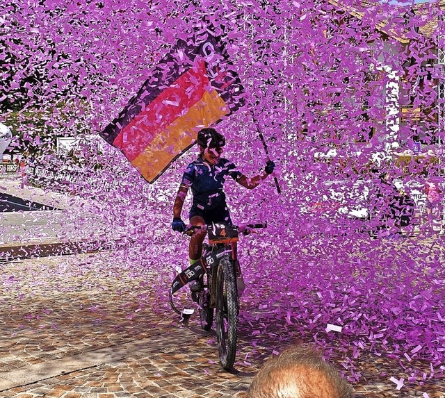 Adelheid Morath im Ziel des Dolomiti B...her Fahne bei violettem Konfetti-Regen  | Foto: Bike Hero