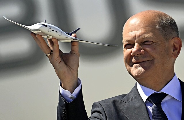 Sieht so die Zukunft aus? Kanzler Olaf... Wasserstoffflugzeugs Zeroe von Airbus  | Foto: TOBIAS SCHWARZ (AFP)