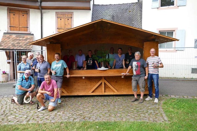 Pnktlich geliefert wurden die neuen S...est, das Bumchen steht auf der Theke.  | Foto: Sylvia Sredniawa