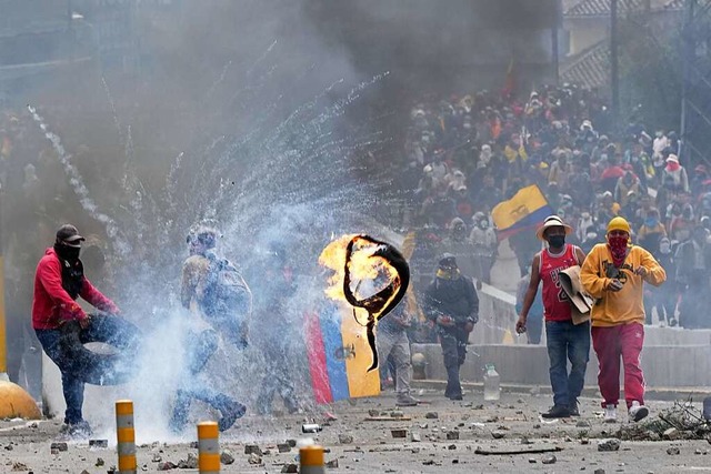 Demonstranten randalieren in Quito bei...gegen die steigenden Kraftstoffpreise.  | Foto: Dolores Ochoa (dpa)