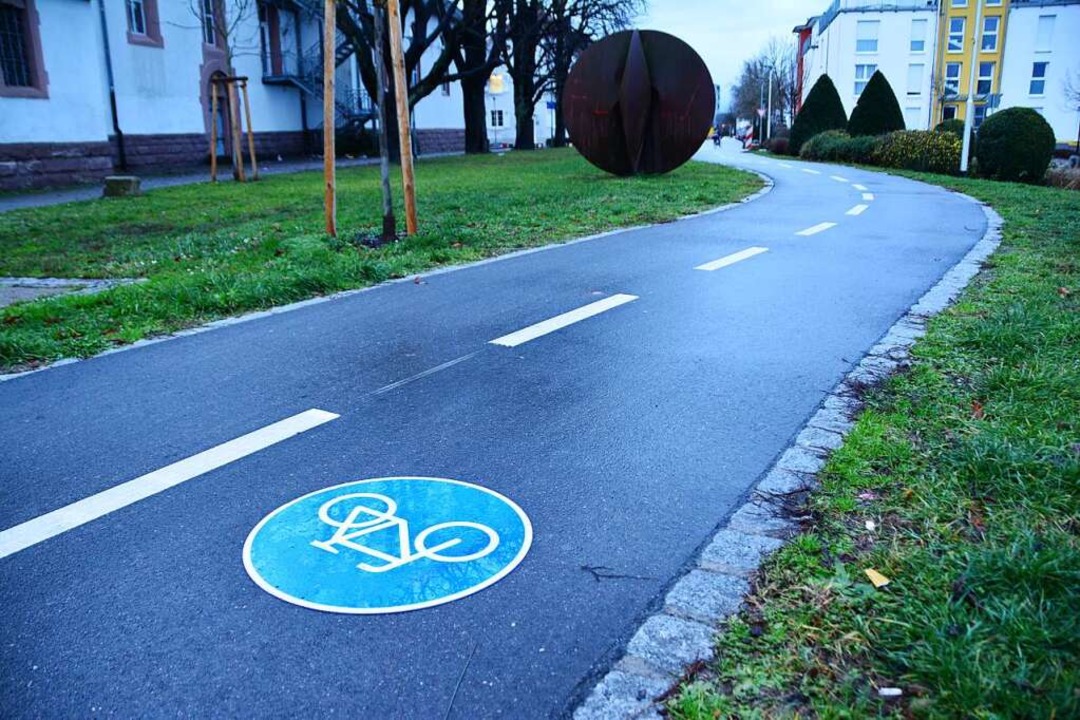 Nicht ideal: Der Radweg macht bei der ...in Kunstwerk, das die Sicht behindert.  | Foto: Hannes Lauber
