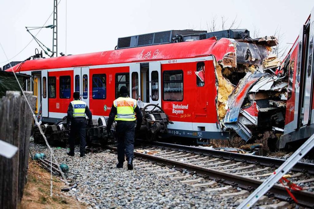 Beim Zusammenstoß zweier S-Bahnen südl...ms Leben, 18 Menschen wurden verletzt.  | Foto: Matthias Balk (dpa)