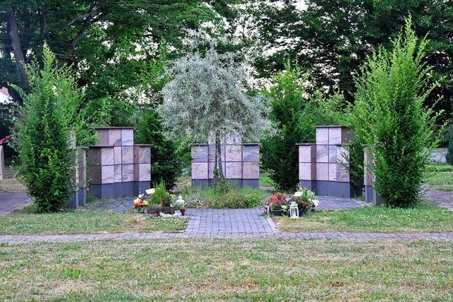 In Teningen werden neue Stelen für 60 Urnengräber errichtet