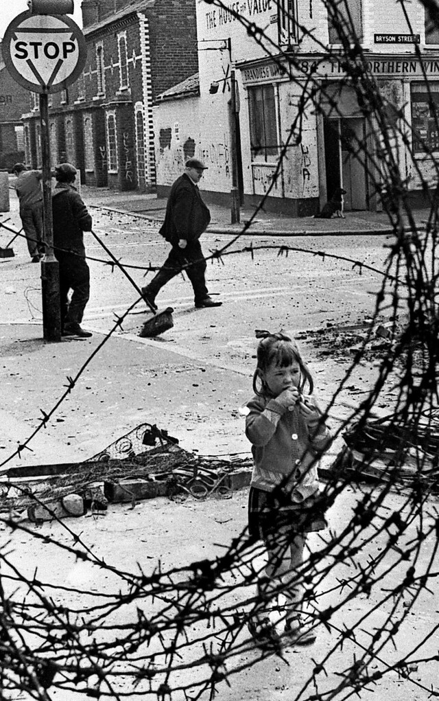 Stacheldraht und Straensperre sind Ki...gegend im nordirischen  Belfast, 1974.  | Foto: AFP