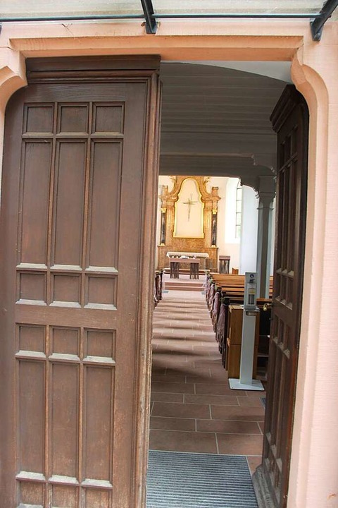 Blick von der Kirchentür ins Kirchenschiff.  | Foto: Horst David