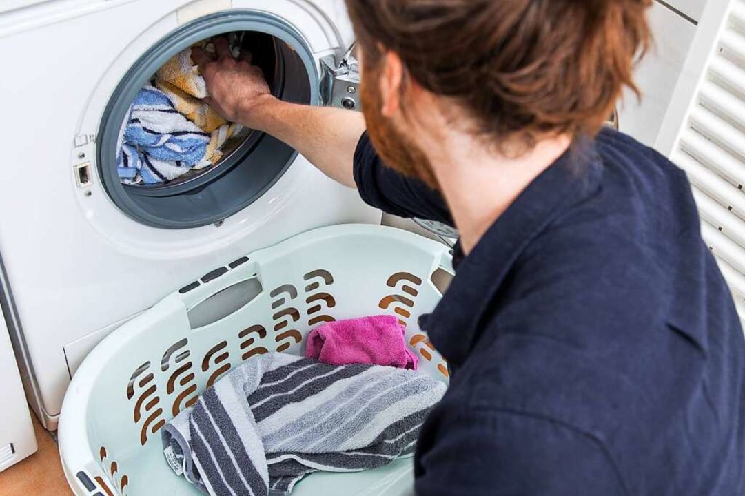 Auch ein Stromspartipp: Die Waschmaschine voll beladen.  | Foto: Christin Klose (dpa)