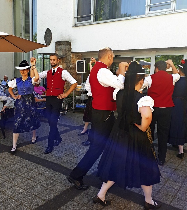 Die Trachtentanzgruppe Biederbach beim Rosenfest in St. Nikolai.  | Foto: Verein