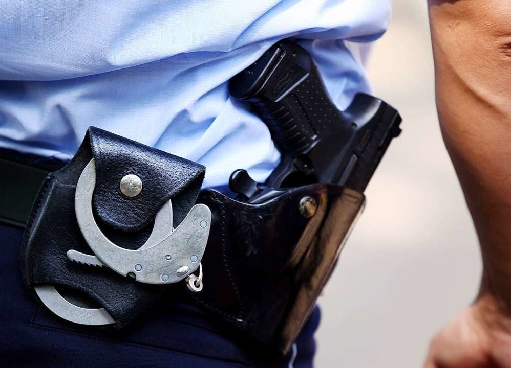 Polizisten dürfen ihre Dienstwaffen nu...zten, wenn es die Situation erfordert.  | Foto: Oliver Berg
