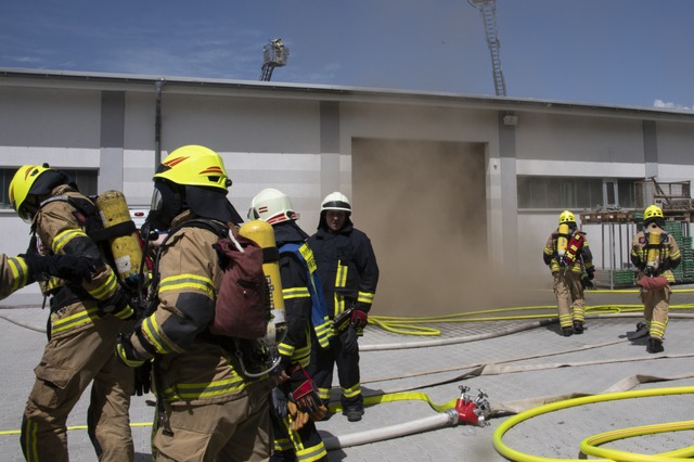 Die Feuerwehrleute hatten es mit einer starken Rauchentwicklung zu tun.  | Foto: Volker Mnch