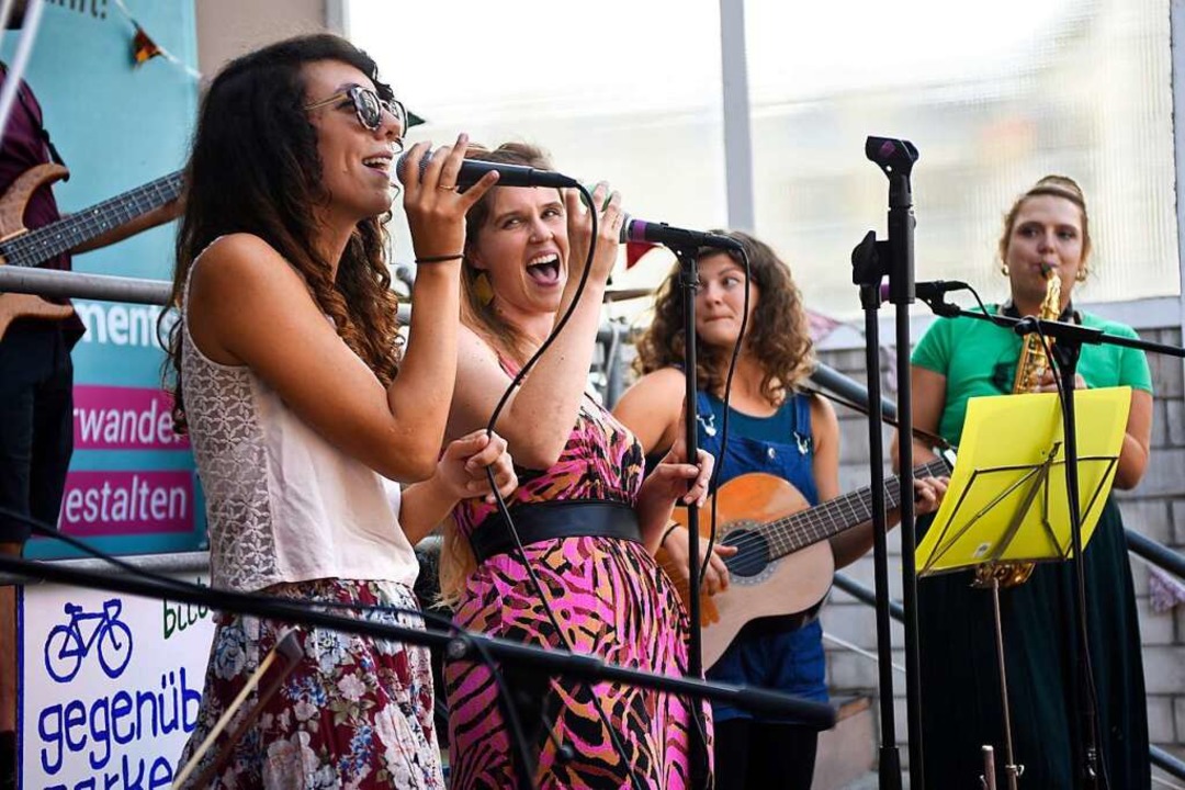 Bei &#8222;Freiburg stimmt ein&#8220; ...kerinnen und Musiker  in Freiburg auf.  | Foto: Thomas Kunz