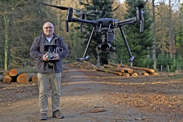 Auch Drohnen gehren heute selbstverst...echnischen Mitteln der Waldforschung.   | Foto: FVA/Thomas Weidner