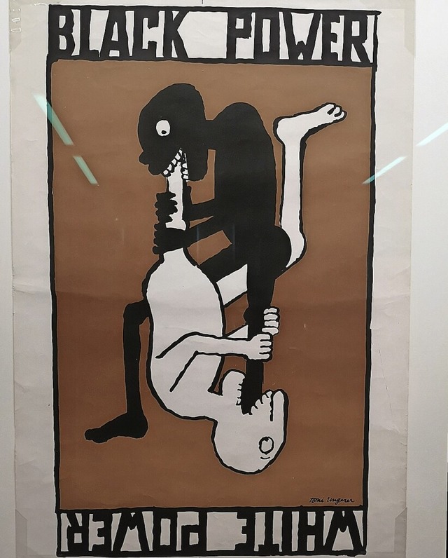 Tomi Ungerers Plakat gegen Rassismus (...ums, haben die Ausstellung kuratiert.   | Foto: Ralf Burgmaier