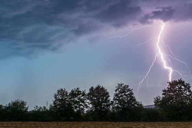 Am Donnerstagabend ist in Sdbaden mit starken Gewittern zu rechnen.  | Foto: Tobias (Adobe Stock)