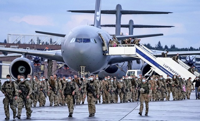 Bundeswehrsoldaten kehren im August 2021 aus Afghanistan zurck.  | Foto: AXEL HEIMKEN