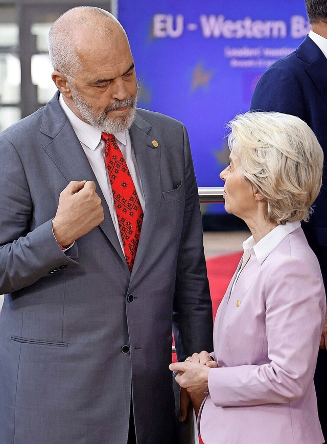 Albaniens Premier  Edi Rama am Donners...ssionsprsidentin Ursula von der Leyen  | Foto: LUDOVIC MARIN (AFP)