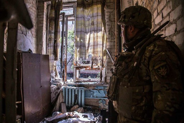 Ukrainischer Soldat bei Kmpfen in der Stadt Sjewjerodonezk  | Foto: Oleksandr Ratushniak (dpa)