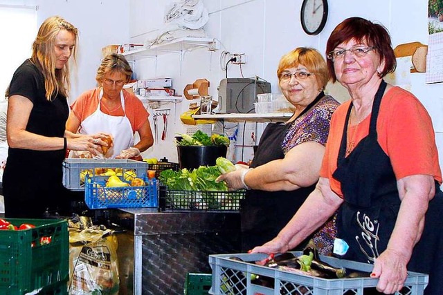 Viele Aufgaben, wenig Platz: Tafel-Lei... drei Mitarbeiterinnen bei der Arbeit.  | Foto: Heidi Fel