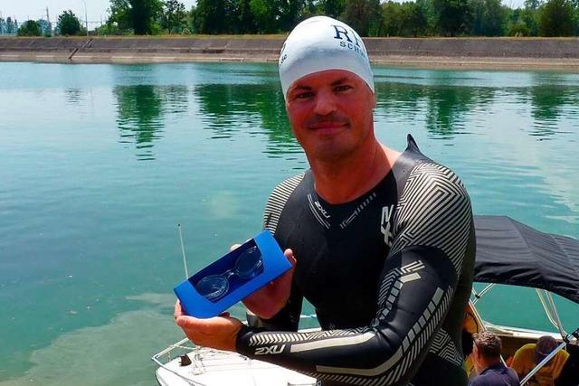 Rheinschwimmer Heß verliert Brille und bekommt Hilfe aus Breisach