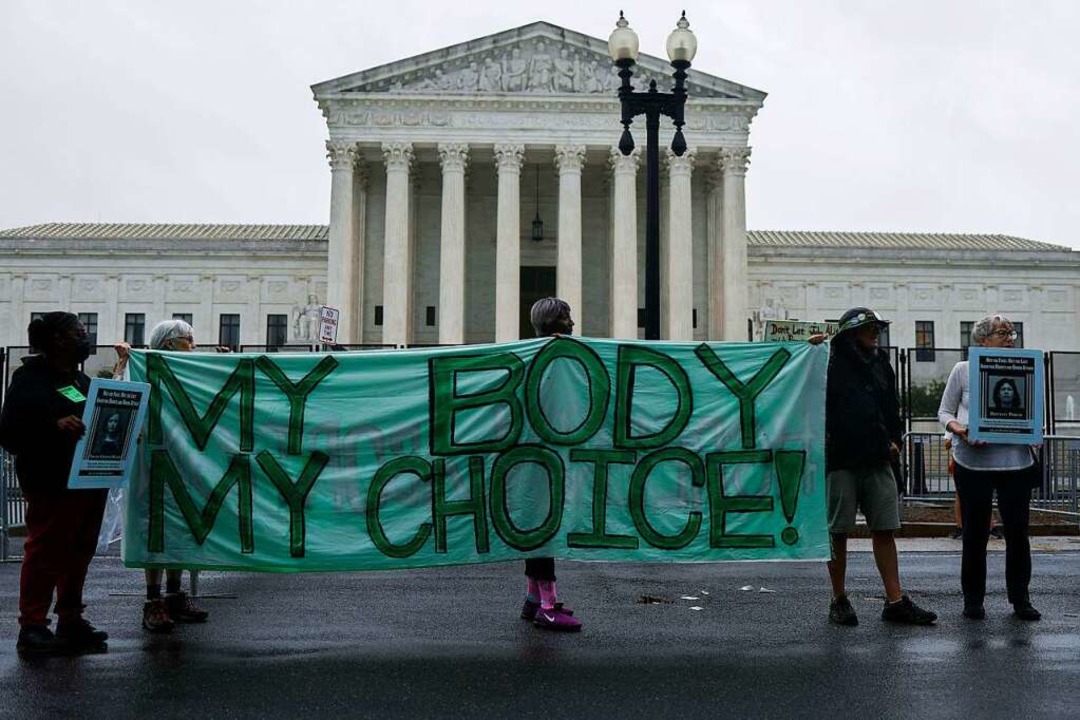 Demonstrierende am Donnerstag vor dem ...t auf Abtreibung wie erwartet gekippt.  | Foto: Anna Moneymaker (AFP)