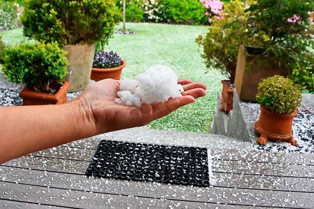 Hagel kann zur Gefahr werden.  | Foto: Heinz und Monika Vollmar