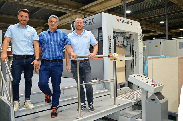 Luca Schtzle (links) und Marcel Fehre... Stanzmaschine in Werk 1 in Waldkirch   | Foto: Nikolaus Bayer