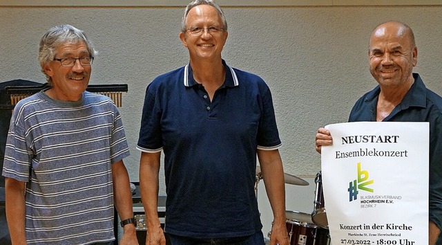 Peter Matt (links), Bezirksvorsitzende...er, den Spendenbetrag aus dem Konzert.  | Foto: Reinhard Herbrig