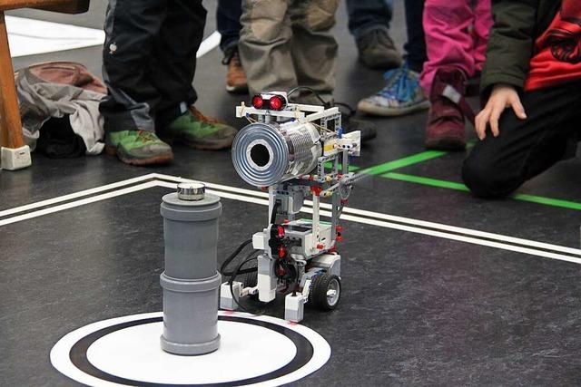 Schüler bauen Roboter und kämpfen im der Tumringer Halle um Punkte