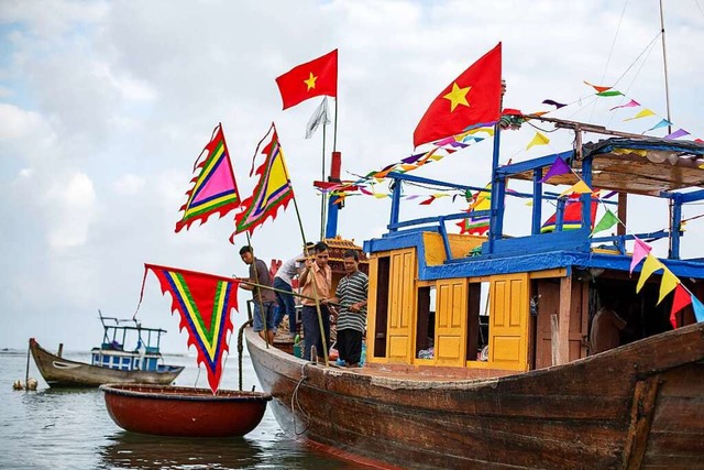 Walanbetungsfest auf der Insel Tam Hai...her und Glubige auf einem Tempelboot   | Foto: Chris Humphrey (dpa)