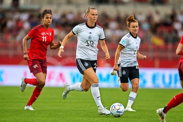 Nationalspielerin Klara Bhl (Mitte) a...l erzielte drei Tore gegen die Schweiz  | Foto: IMAGO/Martin Stein