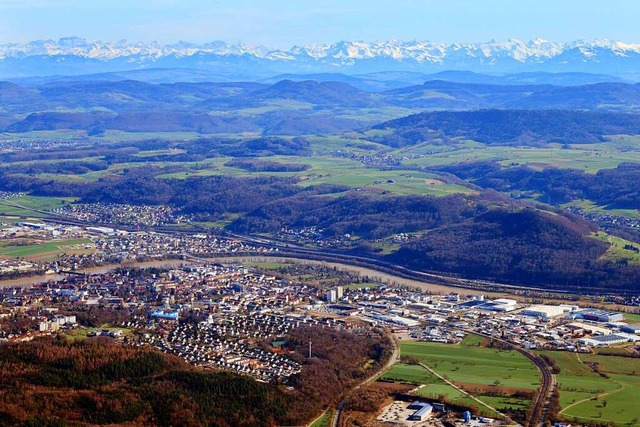 Von vielen Orten am Hochrhein und im H...hier im Vordergrund ist Bad Sckingen.  | Foto: Erich Meyer