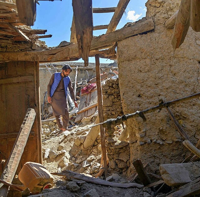 Ein Mann in den berresten seines Hauses.  | Foto: AHMAD SAHEL ARMAN (AFP)