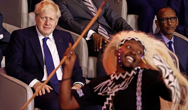 Boris Johnson (links) bei seinem Besuch in Ruanda   | Foto: DAN KITWOOD (AFP)