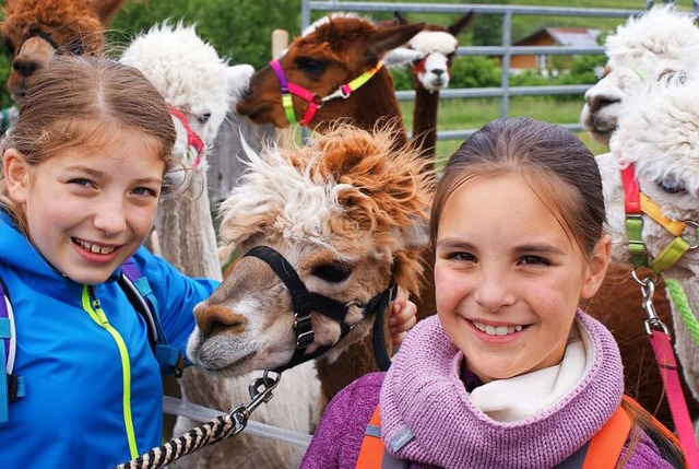 Amy Schumann und Fritzi Schwinlin (von links) mit Alpakas aus Gersbach.  | Foto: privat