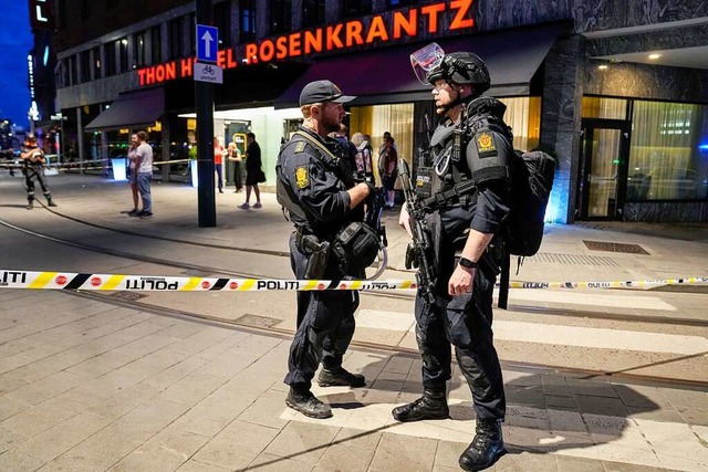 Polizisten bewachen den Tatort vor ein...ub in der norwegischen Hauptstadt Oslo  | Foto: Javad Parsa (dpa)