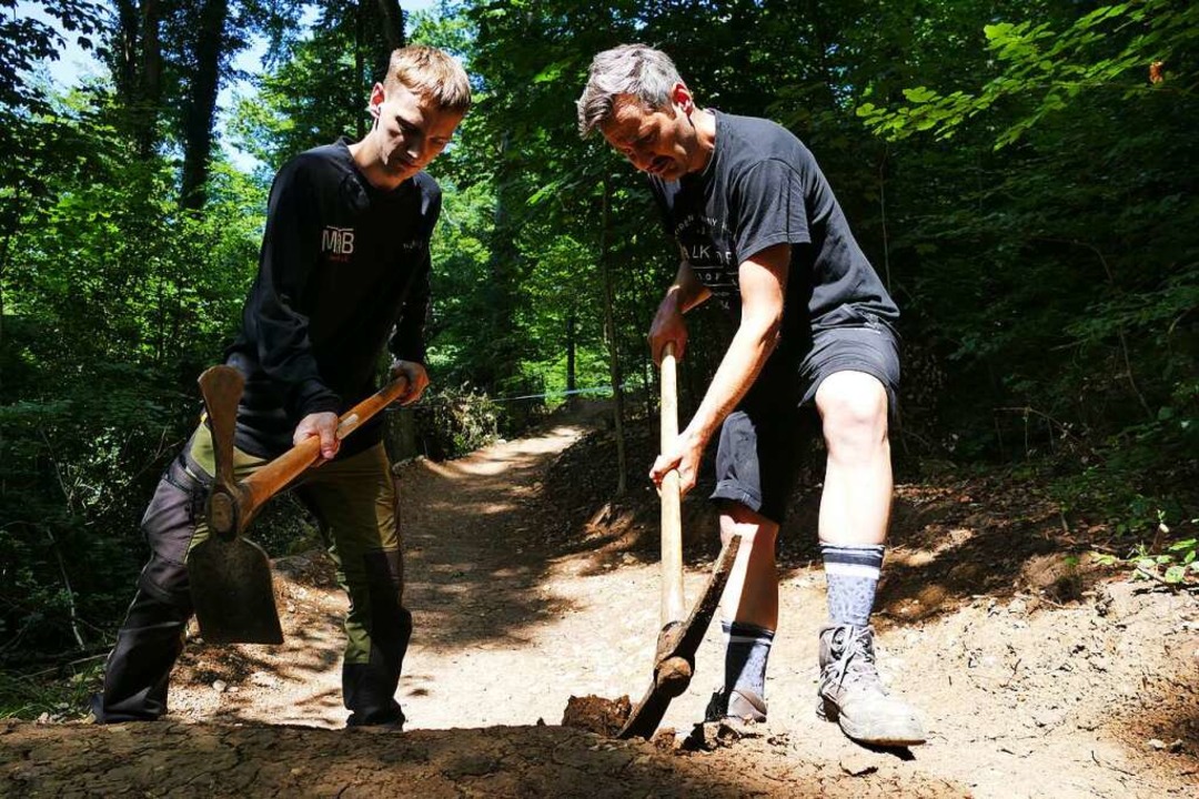 Kai Wagener (links) und Michael Kuttler entschrfen die Rampe.  | Foto: Hannah Steiert