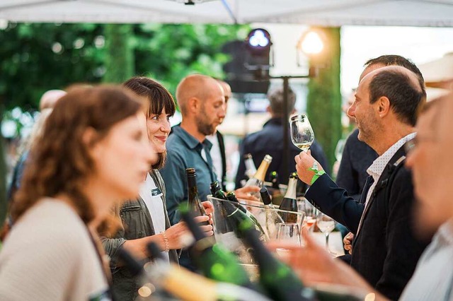 Rund 750 Weinbegeisterte feierten auf ...er die Wein-Fass-Bar Kaiserstuhl 2022.  | Foto: Johannes Meger
